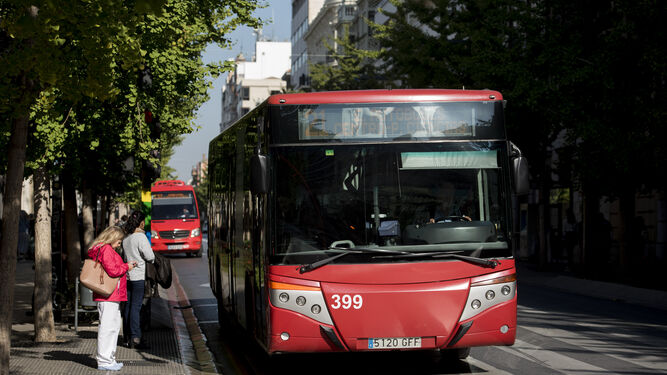 Imagen de archivo de un autobús circulando por Granada