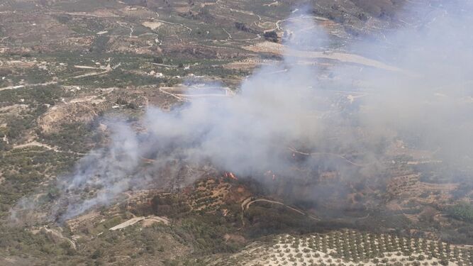 Imagen del incendio en Albuñuelas visto desde un helicóptero
