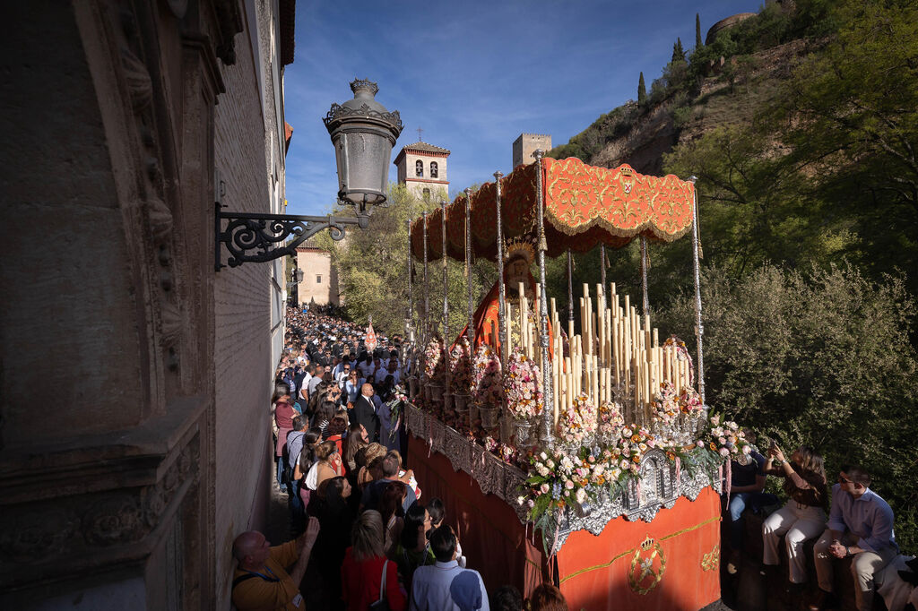 Cr&oacute;nica gr&aacute;fica del Lunes Santo en Granada