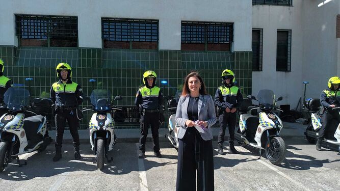 La concejal con las nuevas motos incorporadas a la Policía Local.