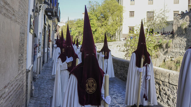 Los nazarenos de la Sentenia este Domingo de Ramos por la Carrera del Darro.