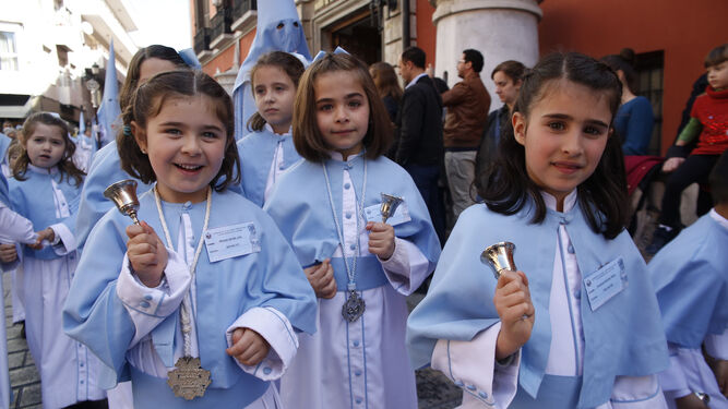 Niños en la procesión Regina Mundi durante el Domingo de Resurrección en 2018