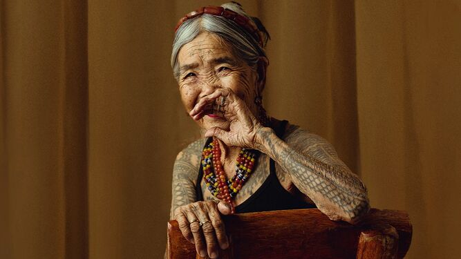 Apo Whang-Od, la tatuadora indígena de 106 años que ha protagonizado la portada más longeva de la revista 'Vogue'.