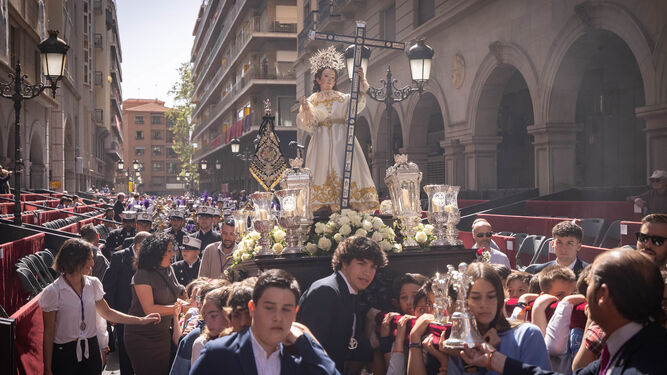 Procesión de este Domingo de Resurrección por el centro de Granada.