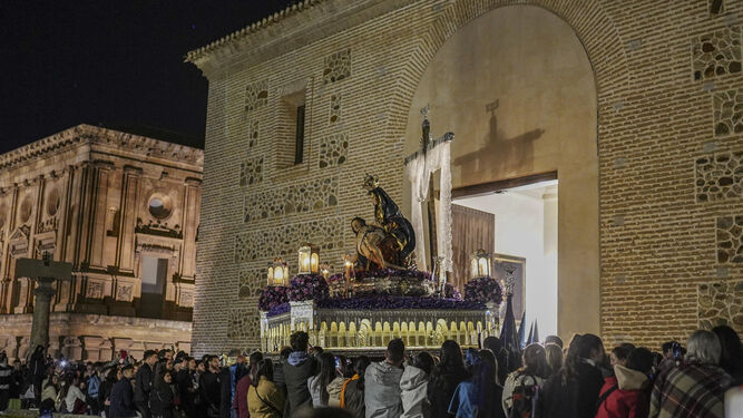 La procesión de Santa María de la Alhambra es uno de los atractivos del monumento en Semana Santa