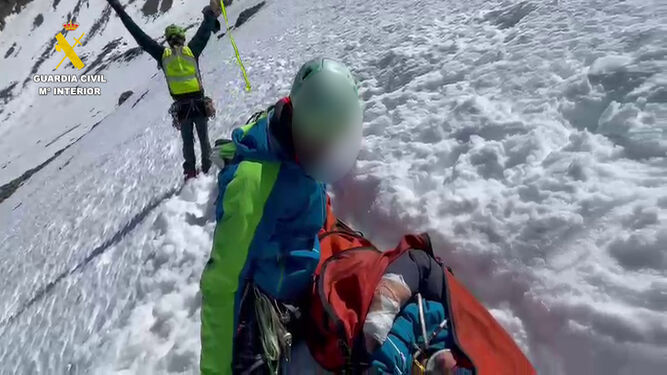 Imagen del rescate de la montañera accidentada en Sierra Nevada cedida por la Guardia Civil.