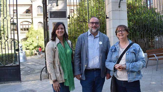 El candidato a la Alcaldía, Paco Puentedura, junto a la candidata número tres, Leticia García Panal, y la coportavoz de Verdes Equo Andalucía, Mar González.