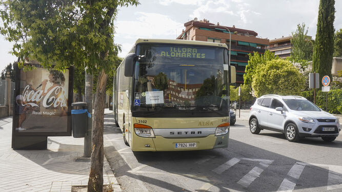 Imagen de archivo de un autobus metropolitano de Granada llegando a una parada