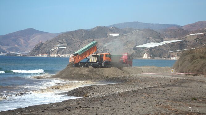 Costas  inicia las obras de emergencia en las playas afectadas por los últimos temporales en el litoral de Granada