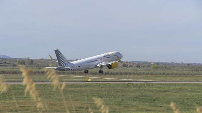Un avión despega desde el aeródromo de Granada