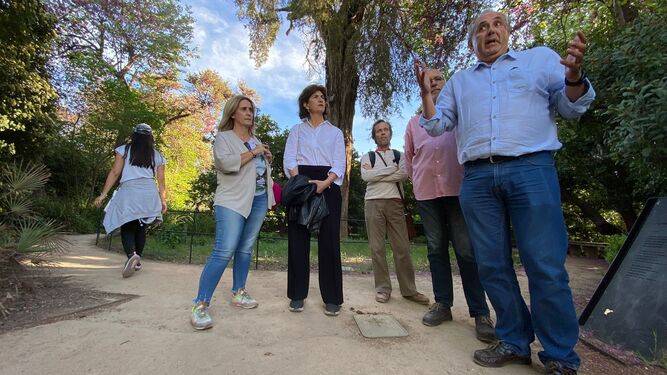 Elisa Cabrerizo atiende a las explicaciones de Jesús del Río en los jardines del Carmen de los Mártires