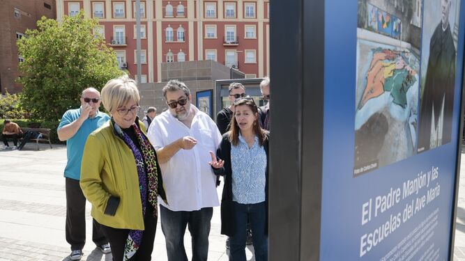 Imagen de la inauguración de la exposición en el paseo del Violón de Granada