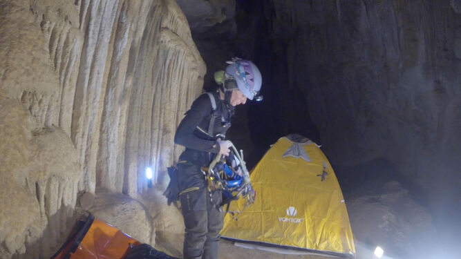 Imagen de Beatriz Flamini en el interior de la cueva de Granada en la que ha permanecido 500 días