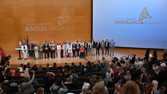 Foto de familia de los galardonados en los premios Andalucía + Social, celebrado en Granada