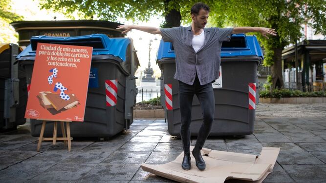 Uno de los bailarines muestra cómo reciclar cartón.