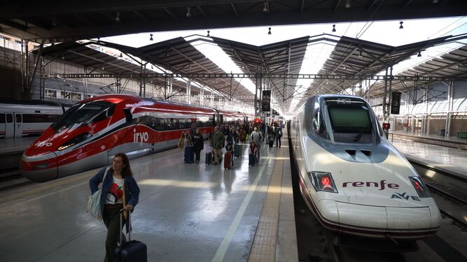 Un tren AVE y otro de Iryo, en su primer día en la estación de Málaga-María Zambrano