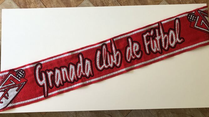 La histórica bufanda del Granada CF que busca a su dueño
