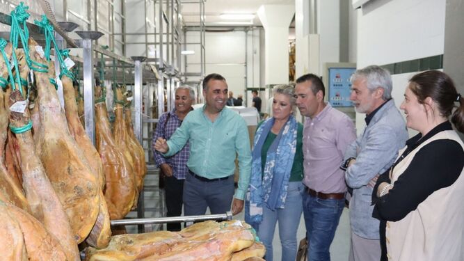 Visita de Francis Rodríguez, presidente del PP de Granada, a una productora de jamón de la Alpujarra