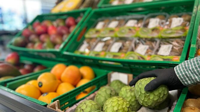 Chirimoya en los expositores de fruta de un supermercado Mercadona