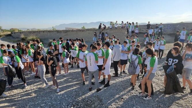 Un centenar de escolares de Cúllar Vega colaboran en la limpieza del río Dílar