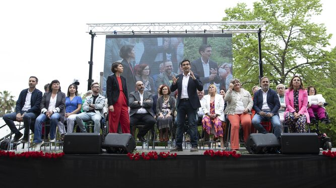 Paco Cuenca se dirige al público rodeado de los miembros del PSOE en la lista a la alcaldía y la periodista Marta Maldonado