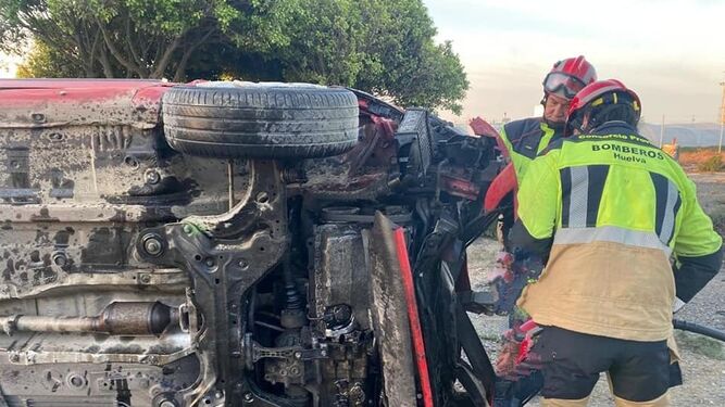 El vehículo volcado tras el accidente este domingo a la altura de Moguer