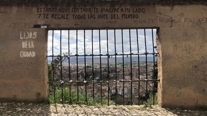 El Ayuntamiento repondrá la frase del mirador del Carmen de los Mártires en una placa