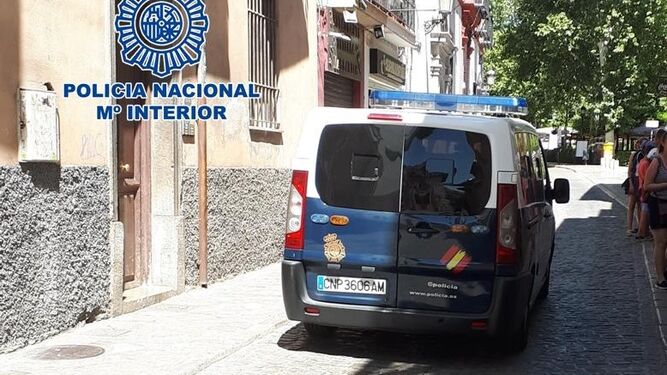 Un vehículo de la Policía Nacional en el centro histórico de Granada