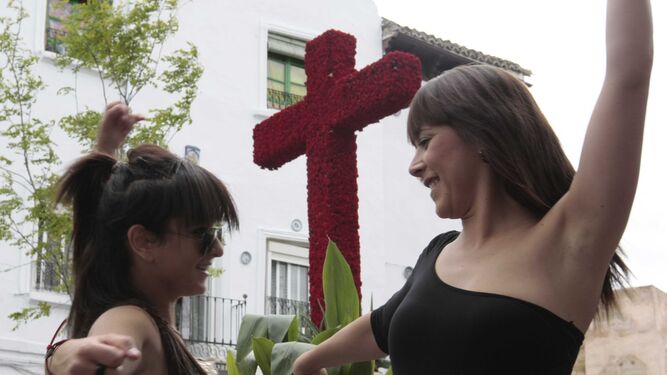 El Día de la Cruz en Granada recupera el esplendor: dos días de fiesta, 51 cruces y 21 barras