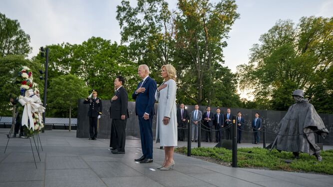 El presidente estadounidense, Joe Biden, y la primera dama, Jill Biden, participan en una ceremonia de colocación de una ofrenda floral con el presidente surcoreano, Yoon Suk-yeol, y su esposa, Kim Keon-hee, en el Monumento a la Guerra de Corea, en Washington DC.