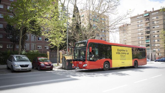 Un autobús del servicio de transporte urbano de Granada.