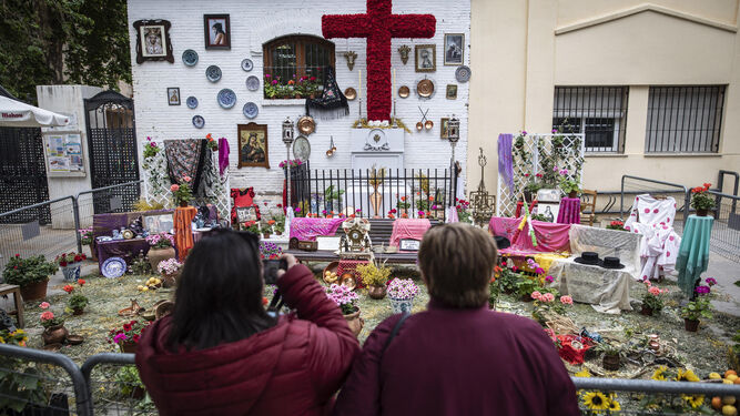 Dos mujeres fotografía una de las cruces instaladas en Granada.