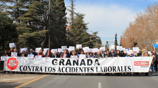 Imagen de archivo de una concentración de los sindicatos CCOO y UGT en Granada tras un fallecimiento laboral