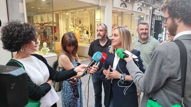 Marifrán Carazo interviene ante los medios de comunicación de Granada
