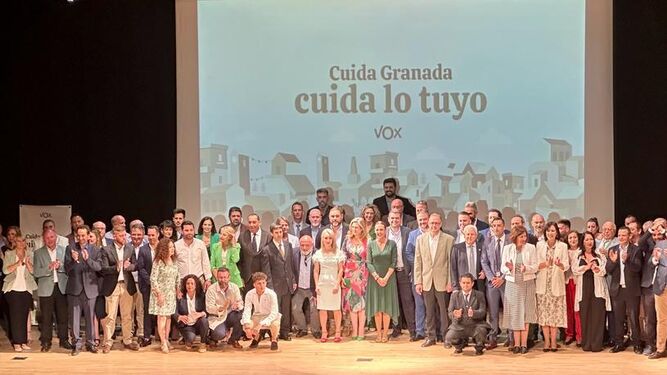 Foto de familia del acto de Vox Granada para presentar sus candidaturas a las elecciones municipales del 28-M