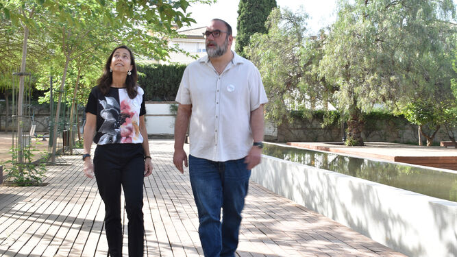 Los candidatos de Granada Unida, Paco Puentedura y Mayte Olalla, dan un paseo por el Parque Zen del Realejo