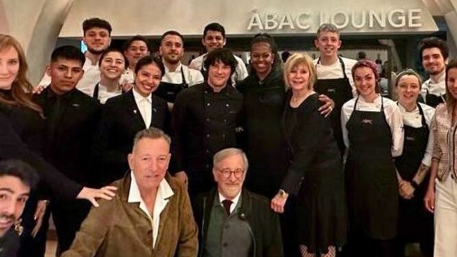 El equipo de ABAC con Jordi Cruz junto a Michelle Obama, con Spielberg y Springsteen a sus pies