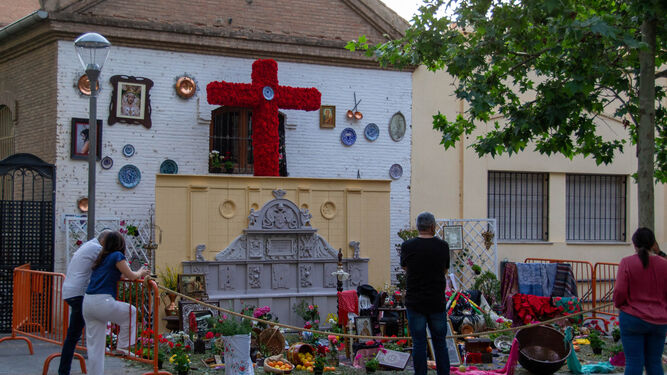 Imagen de una de las cruces de Granada en 2023