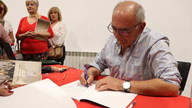 El autor firmando ejemplares de su segundo libro.