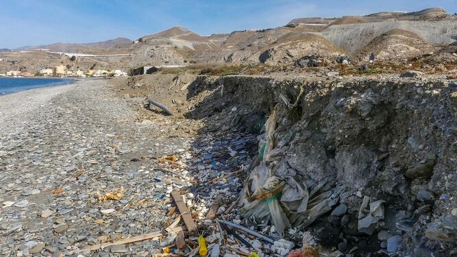 Los ecologistas denunciarán a Costas por los aportes de arena con "basura" y "plásticos" en la regeneración de playas