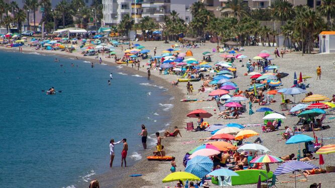 La Costa de Granada revalida la calidad de sus playas y suma una nueva a sus Banderas Azules