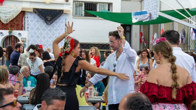 Una pareja baila sevillanas en una Cruz de Granada
