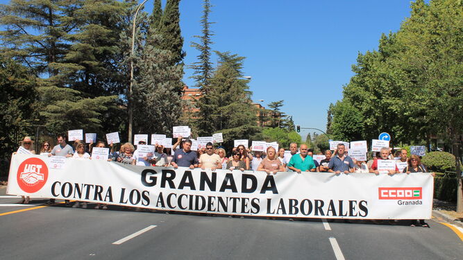 Imagen del minuto de silencio guardado en Granada por la muerte de un trabajador