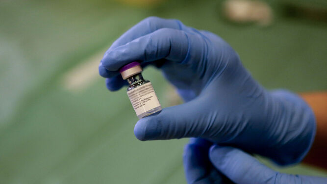 Una enfermera muestra uno de los viales de la vacuna contra el Covid.