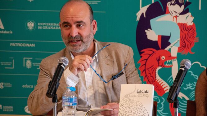 Ernesto Pérez Zúñiga presentó su antología en la reciente Feria del Libro de Granada.
