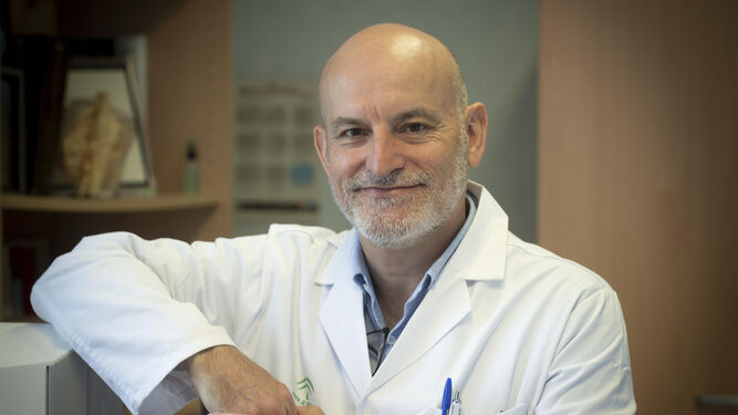 El doctor Manuel Romero Gómez, catedrático de la Universidad de Sevilla y presidente de la Asociación Española para el Estudio del Hígado (AEEH).