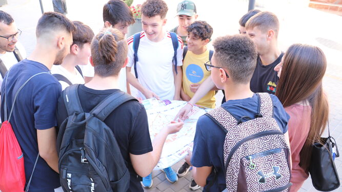 Un grupo de alumnos visualizan sobre un plano el trazado de la gymkhana