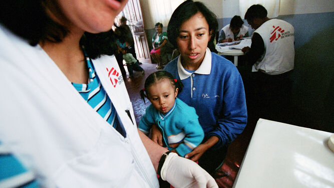 Personal de Médicos Sin Fronteras tratan a una niña infectada por Chagas