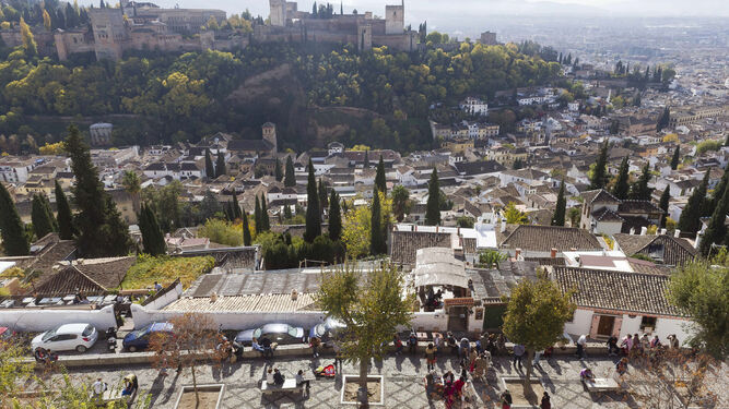 Vista elevada del Mirador de San Nicolás, con el barrio del Albaicín y la Alhambra al fondo