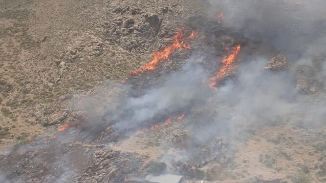 Imagen del incendio declarado este viernes en Güejar Sierra